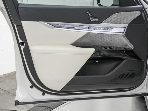 Used 2025 BMW i7 xDrive60 image 22