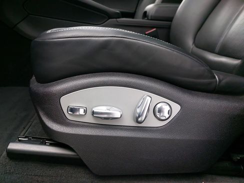 Used 2024 Porsche Macan Turbo w/ Premium Plus Package image 31