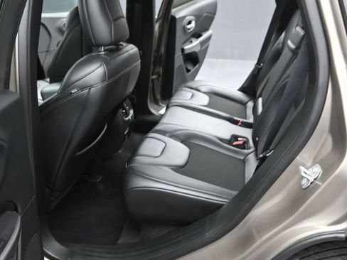 Used 2019 Jeep Cherokee Latitude Plus w/ Comfort/Convenience Group AWD/4WD image 15