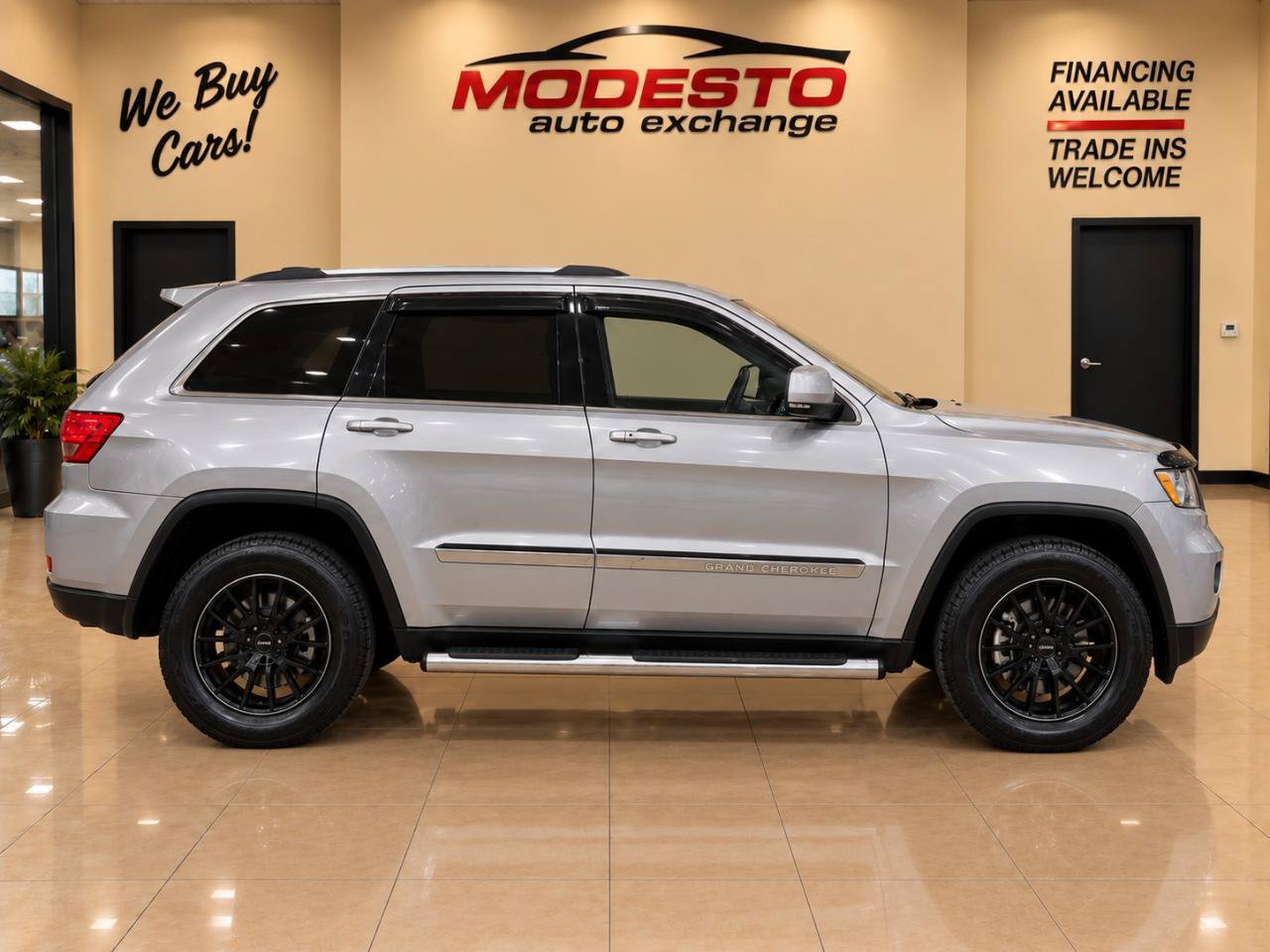 Used 2012 Jeep Grand Cherokee Laredo RWD image 2