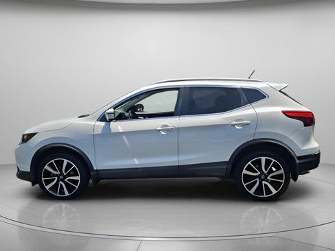 Used 2017 Nissan Rogue Sport SL w/ SL Premium Package FWD image 2