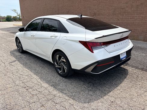 Used 2025 Hyundai Elantra SEL FWD image 3