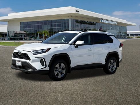 Used 2024 Toyota RAV4 XLE w/ Convenience Package FWD image 4