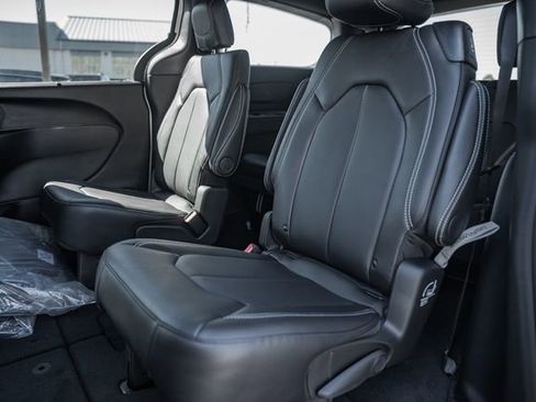 New 2026 Chrysler Pacifica Select image 37