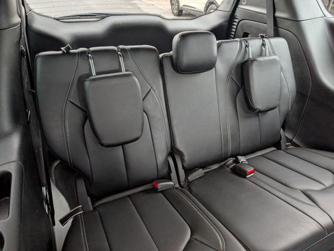 Used 2025 Chrysler Pacifica Select FWD image 12