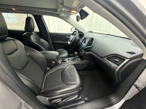 Used 2020 Jeep Cherokee Latitude Plus w/ Comfort/Convenience Group AWD/4WD image 13