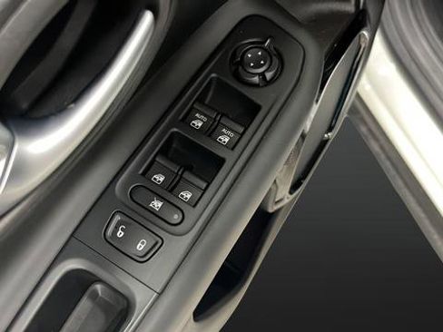 Used 2018 Jeep Renegade Altitude FWD image 21