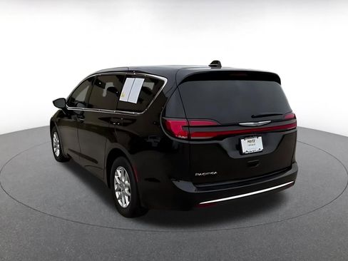 Used 2025 Chrysler Pacifica Select image 11