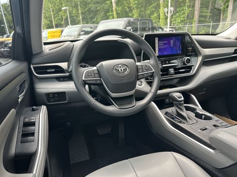 Used 2023 Toyota Highlander XLE FWD image 25