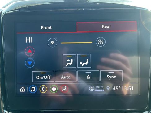 Used 2023 Chevrolet Traverse LT w/ Rear Camera Mirror Package image 22