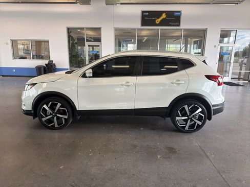 Used 2022 Nissan Rogue Sport SL AWD/4WD image 2
