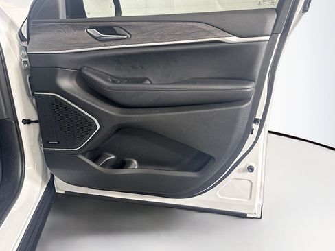 Used 2023 Jeep Grand Cherokee Limited w/ Black Appearance Package image 32