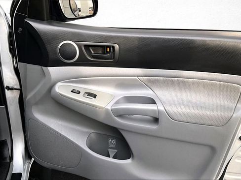 Used 2010 Toyota Tacoma PreRunner image 28