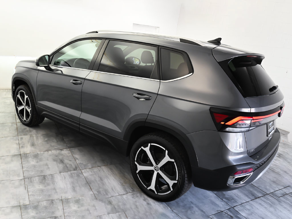 Used 2025 Volkswagen Taos SEL AWD/4WD image 3