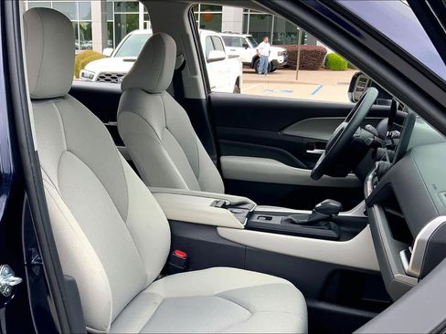 Used 2025 Toyota Grand Highlander FWD image 9