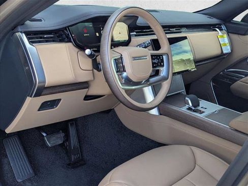 New 2025 Land Rover Range Rover SE image 3