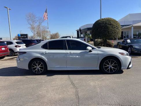 Used 2022 Toyota Camry SE image 2