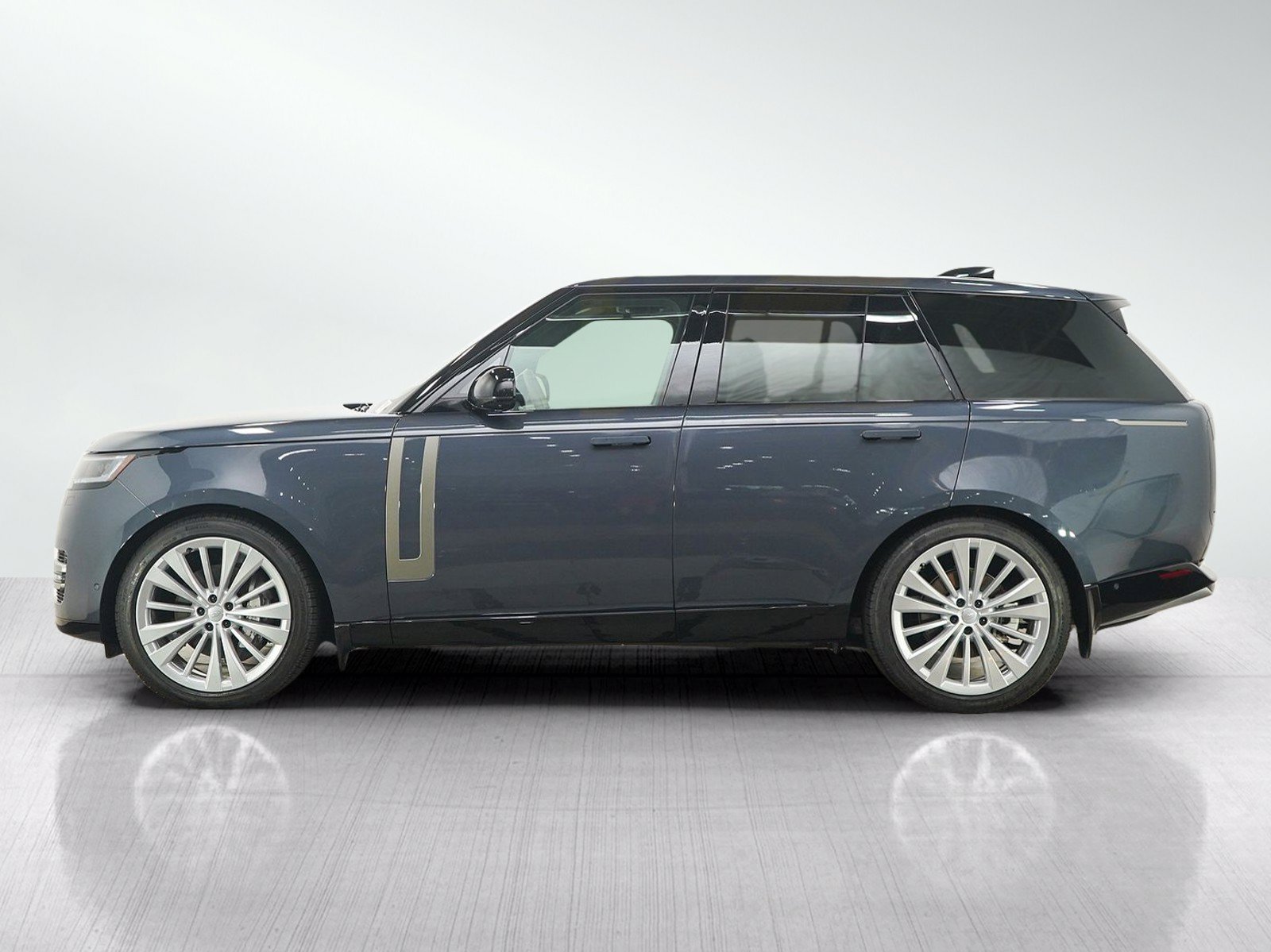 Used 2025 Land Rover Range Rover SE AWD/4WD image 2