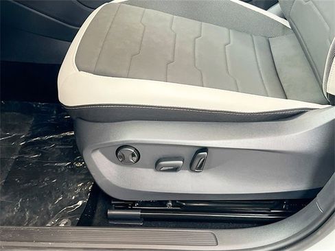 New 2025 Volkswagen Taos SE image 18