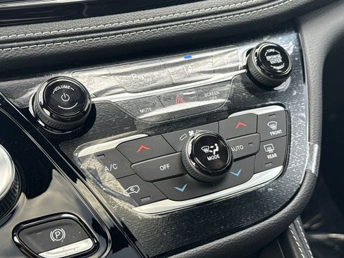 New 2027 Chrysler Pacifica Limited AWD/4WD image 21