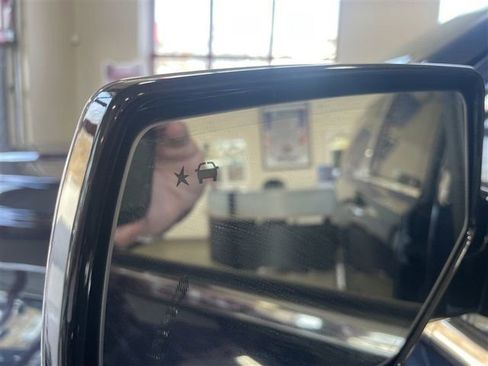 Used 2018 Chevrolet Suburban Premier image 23