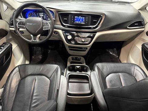Used 2017 Chrysler Pacifica Touring-L image 11