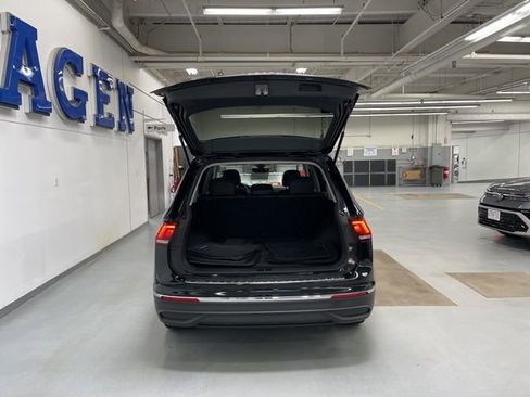 Certified 2023 Volkswagen Tiguan SE w/ Panoramic Sunroof Package image 9