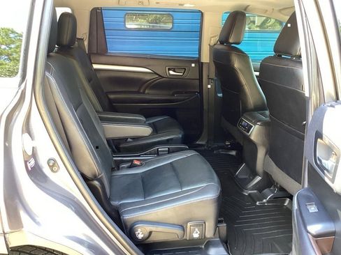 Used 2019 Toyota Highlander XLE image 34