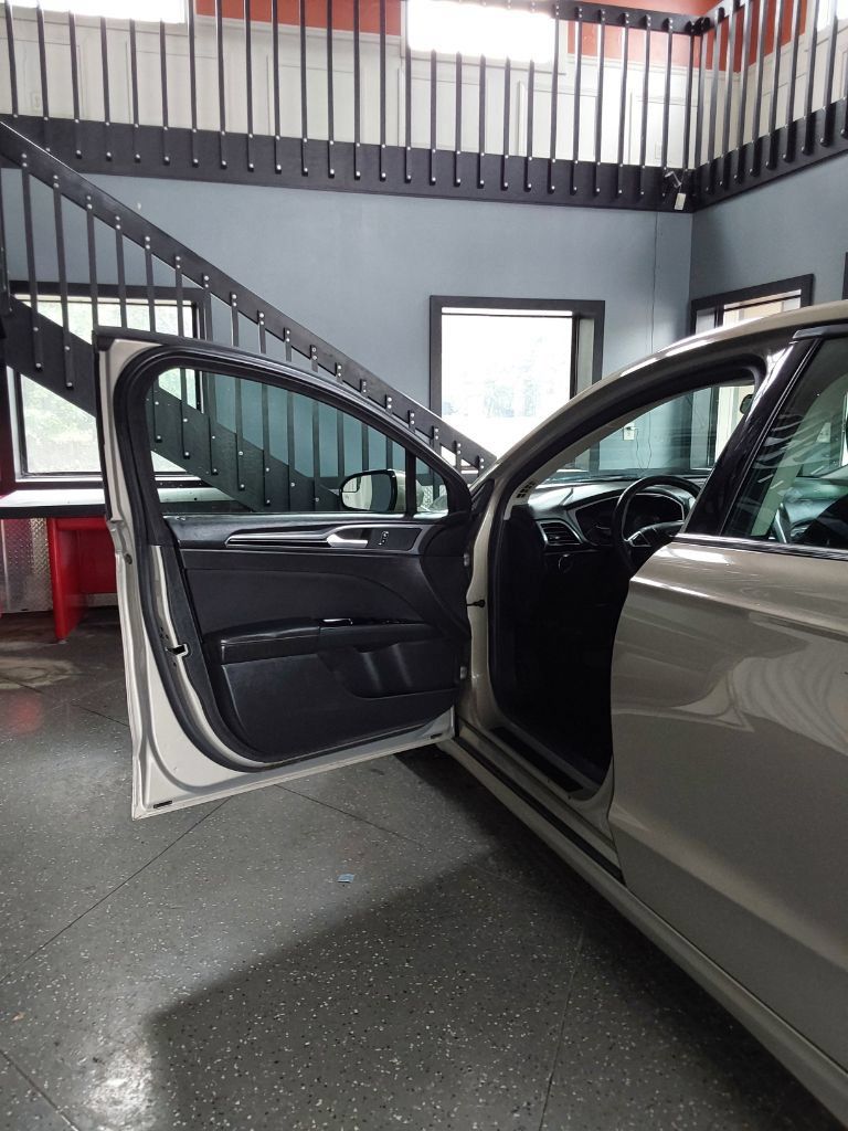Used 2015 Ford Fusion SE w/ Equipment Group 201A FWD image 16