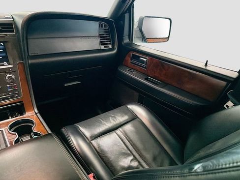 Used 2017 Lincoln Navigator Select image 23