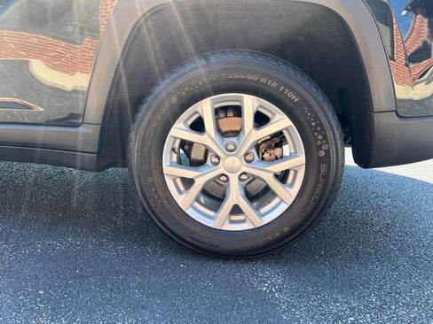 Used 2023 Jeep Grand Cherokee Limited AWD/4WD image 25
