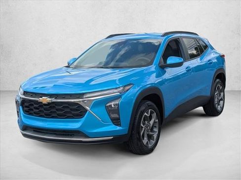 Used 2025 Chevrolet Trax LT FWD image 1