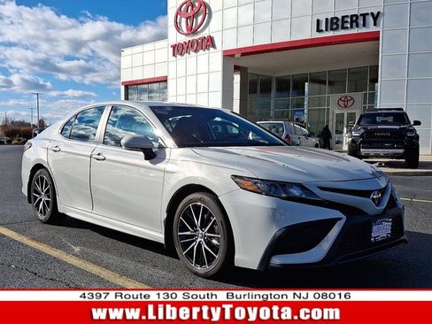 Used 2024 Toyota Camry SE image 1
