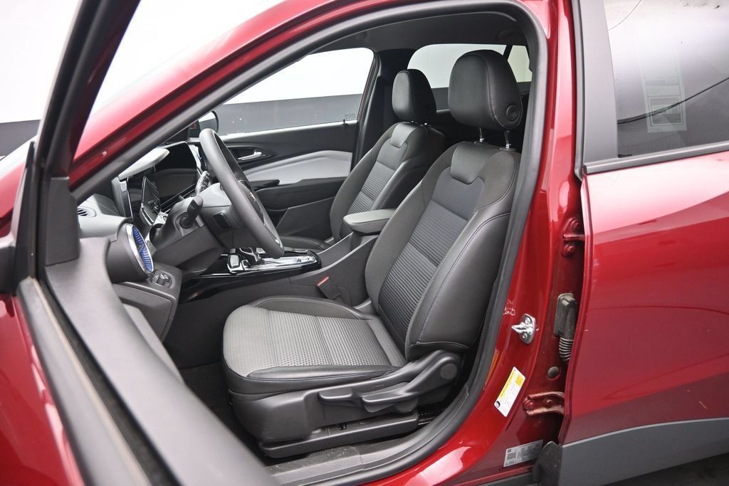 Used 2025 Chevrolet Trax LT FWD image 20