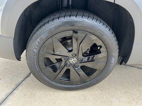 Certified 2026 Volkswagen Taos SE w/ Black Wheel Package FWD image 27