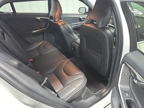 Used 2016 Volvo V60 T6 R-Design image 18