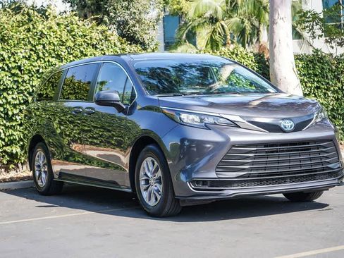 Used 2025 Toyota Sienna LE FWD image 3