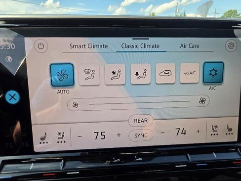 Used 2025 Volkswagen Atlas SE AWD/4WD image 17