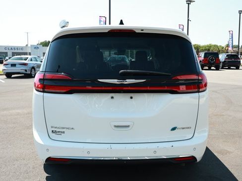 Used 2023 Chrysler Pacifica Touring-L FWD image 7