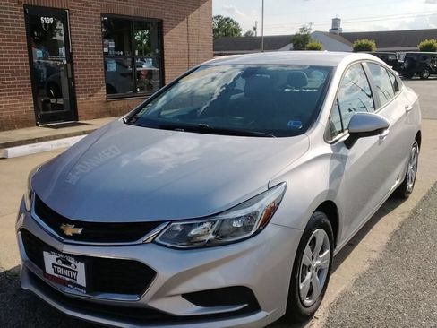 Used 2018 Chevrolet Cruze LS FWD image 1