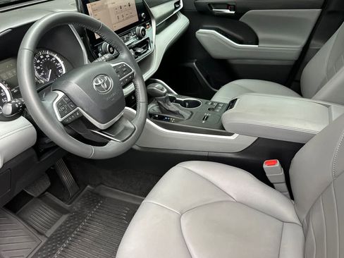Used 2023 Toyota Highlander XLE image 11