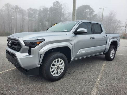 Certified 2024 Toyota Tacoma SR5 image 3