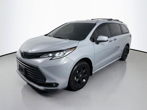 Used 2026 Toyota Sienna XLE Woodland Edition AWD/4WD image 3