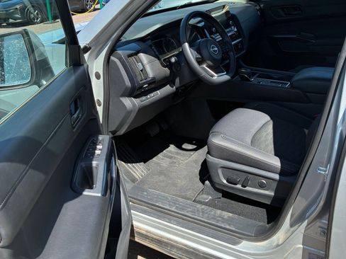 Used 2025 Nissan Pathfinder SV image 5