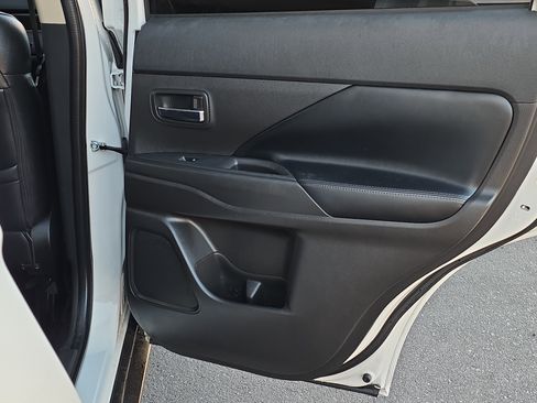 Used 2020 Mitsubishi Outlander SE image 27