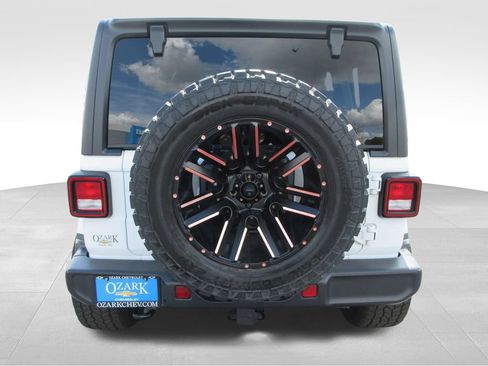 Used 2018 Jeep Wrangler Unlimited Sahara AWD/4WD image 4