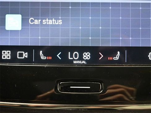 Used 2024 Volvo XC40 B5 Plus image 22