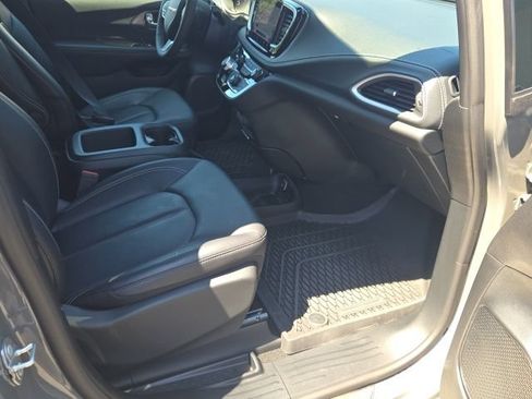 Used 2025 Chrysler Pacifica Select AWD/4WD image 9