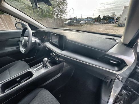 Used 2025 Nissan Kicks S image 28