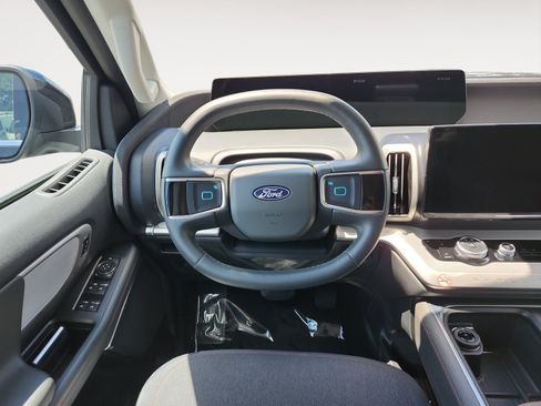 Used 2025 Ford Expedition Active RWD image 12